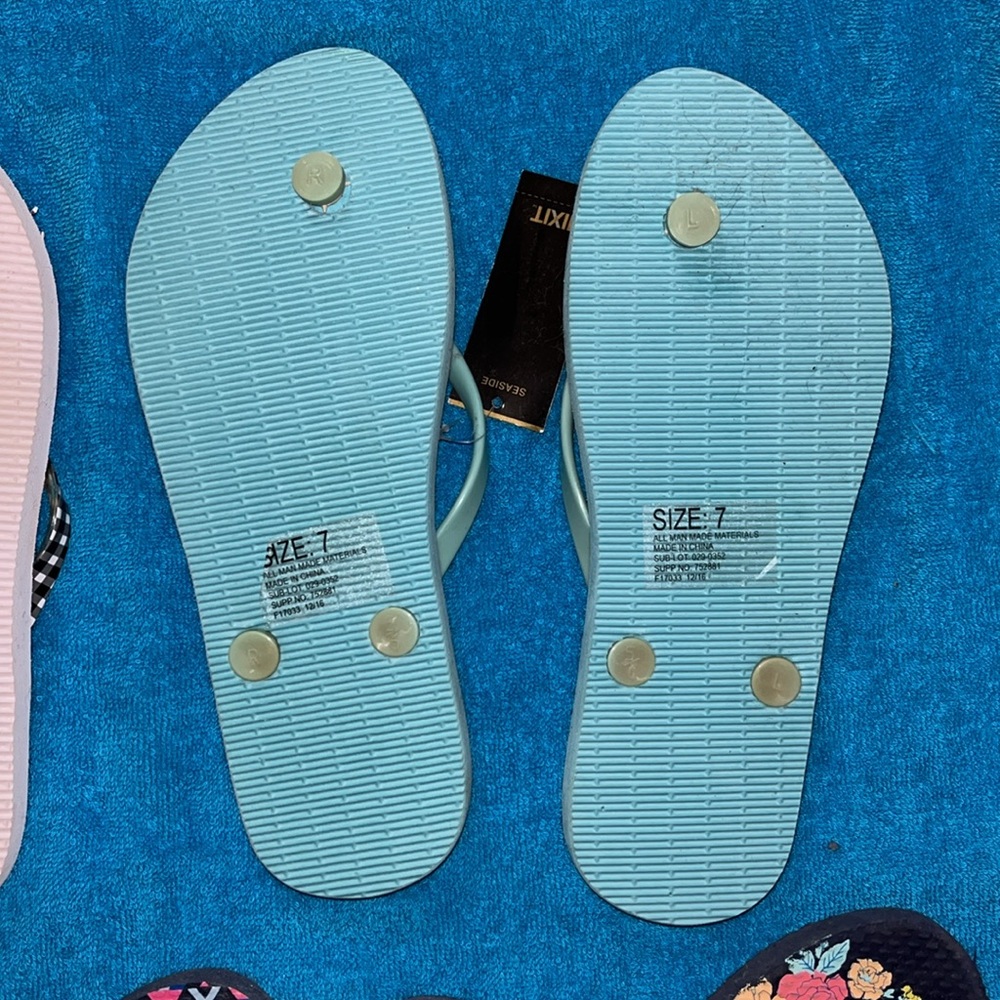 5 Pairs of Flip Flops - Picture 5 of 13